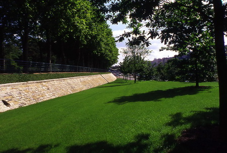 ͼ25���ھ������ǽԫ